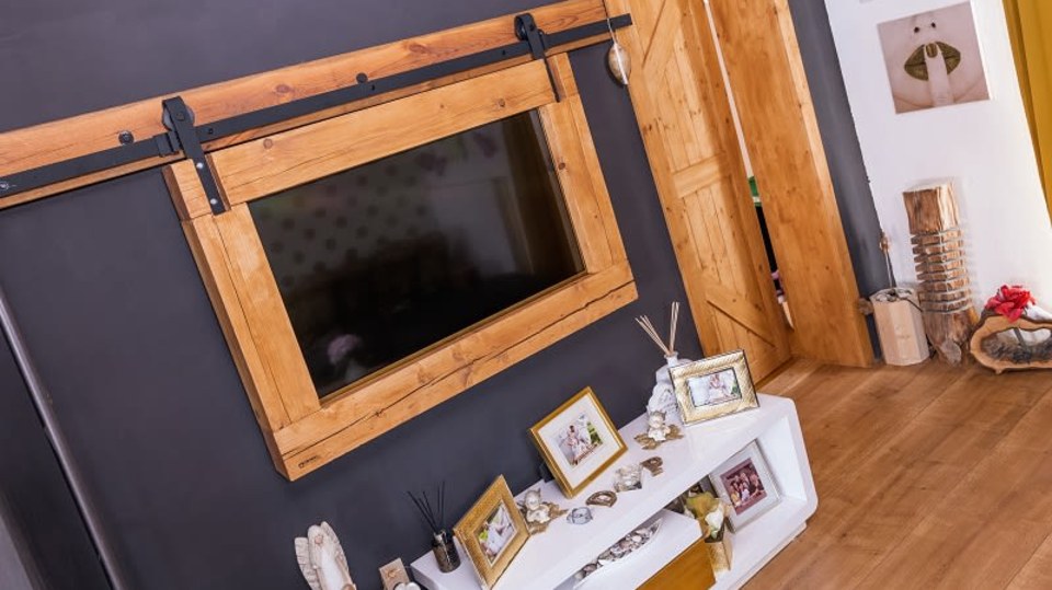 Držák na televizi může být i ve venkovském stylu